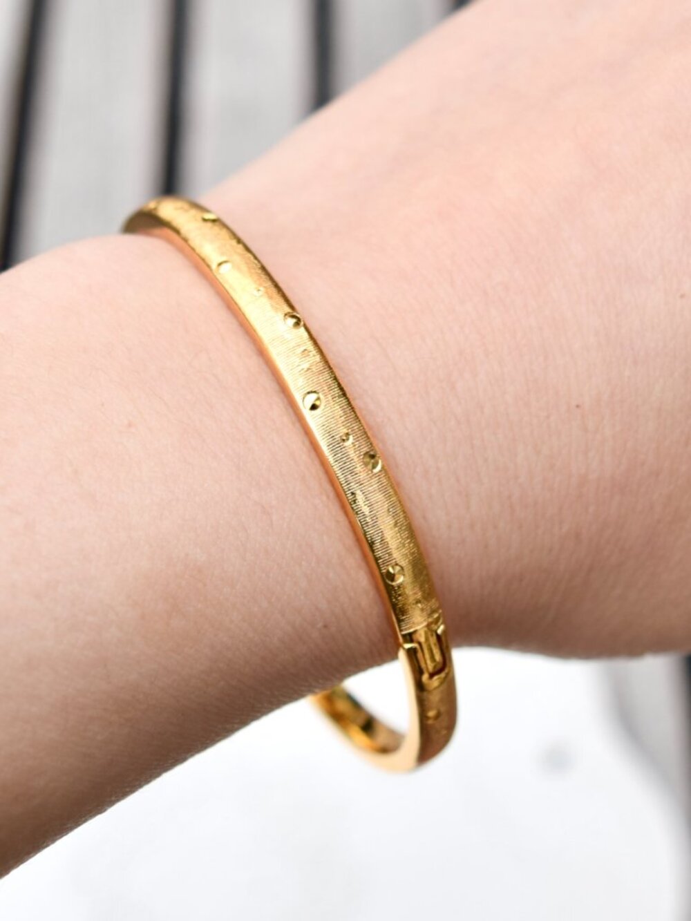 Golden Circle Pattern Carved Bangle